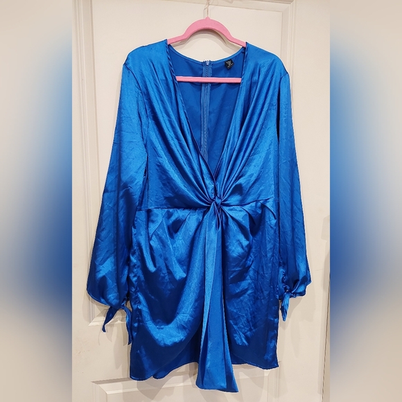 BNWOT Shein Deep V-Neck Tied Mini-dress - Picture 2 of 6